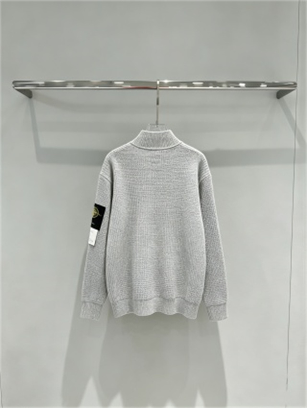 シックなモノトーンが魅力 STONE ISLAND ストーンアイランド コピー ジップアップニット 袖ワッペン付き大人カジュアル