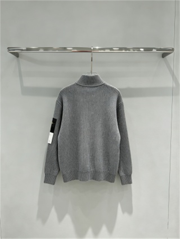 シックなモノトーンが魅力 STONE ISLAND ストーンアイランド コピー ジップアップニット 袖ワッペン付き大人カジュアル