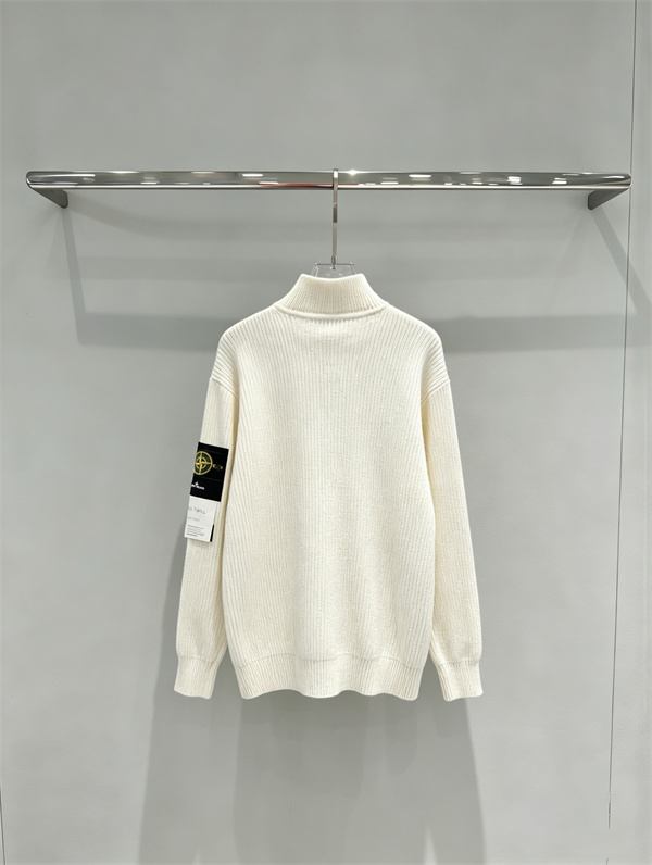 シックなモノトーンが魅力 STONE ISLAND ストーンアイランド コピー ジップアップニット 袖ワッペン付き大人カジュアル
