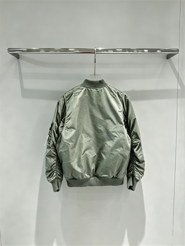 光沢グレーが映える STONE ISLAND ストーンアイランド コピー MA-1ジャケット 袖ワッペン付き秋冬アウター