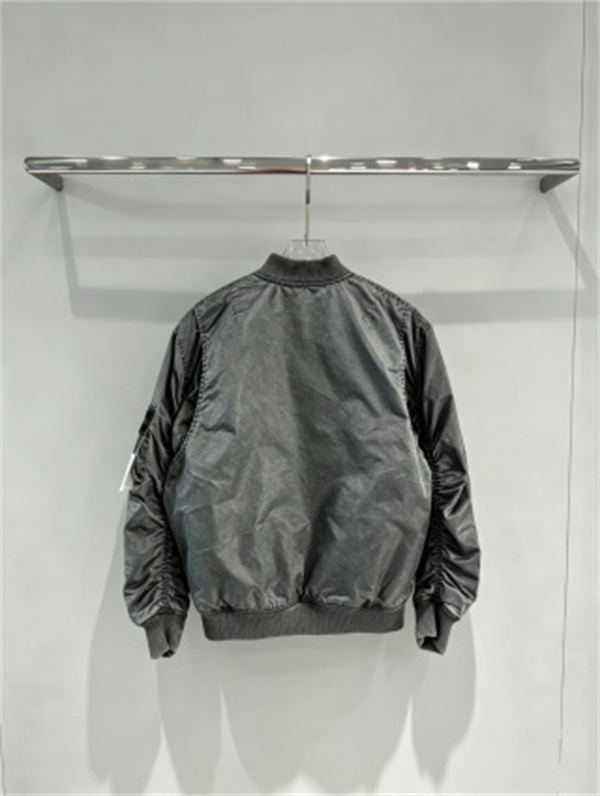 光沢グレーが映える STONE ISLAND ストーンアイランド コピー MA-1ジャケット 袖ワッペン付き秋冬アウター