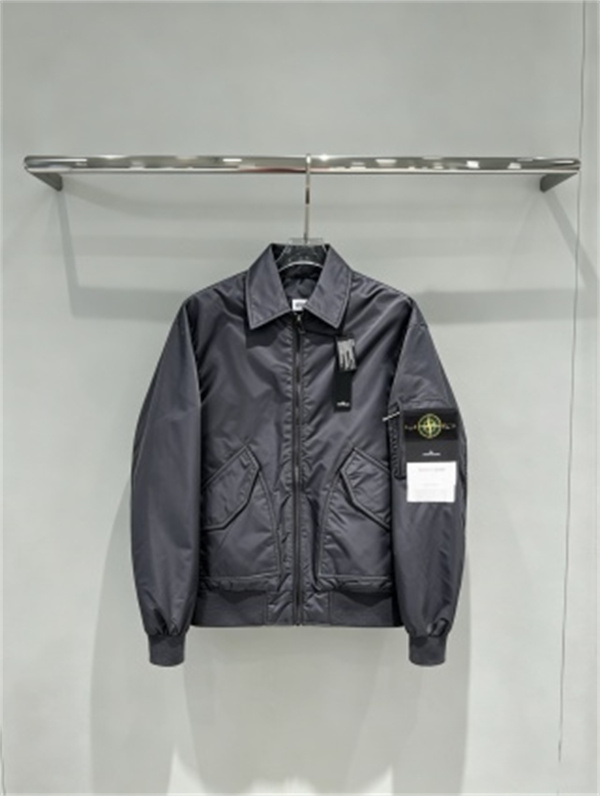 黒とチャコールで楽しむ STONE ISLAND ストーンアイランド コピー ナイロン風ジャケット 光沢素材春秋アウター