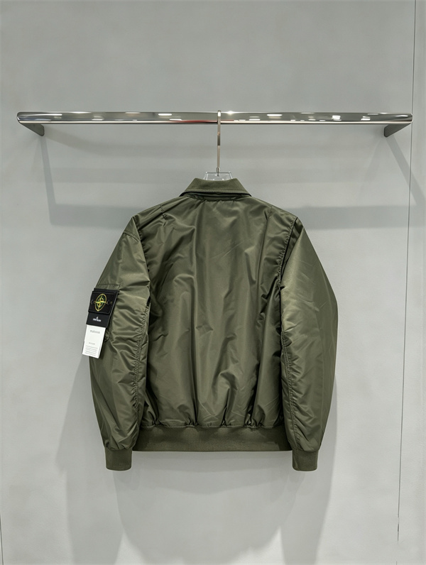 黒とチャコールで楽しむ STONE ISLAND ストーンアイランド コピー ナイロン風ジャケット 光沢素材春秋アウター