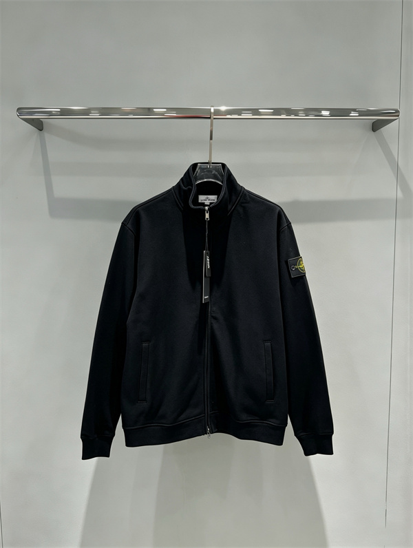 グレーで楽しむきれいめカジュアル STONE ISLAND ストーンアイランド コピー スタンドカラーブルゾン 春秋の羽織り