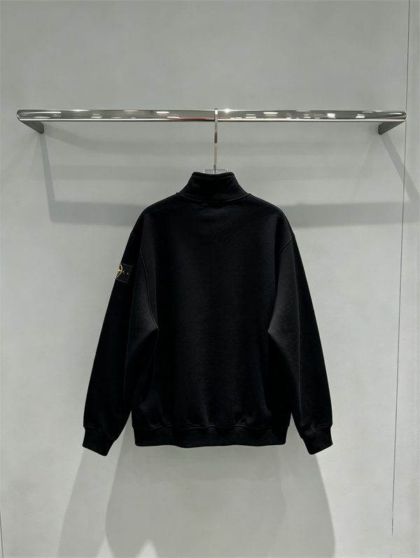 グレーで楽しむきれいめカジュアル STONE ISLAND ストーンアイランド コピー スタンドカラーブルゾン 春秋の羽織り