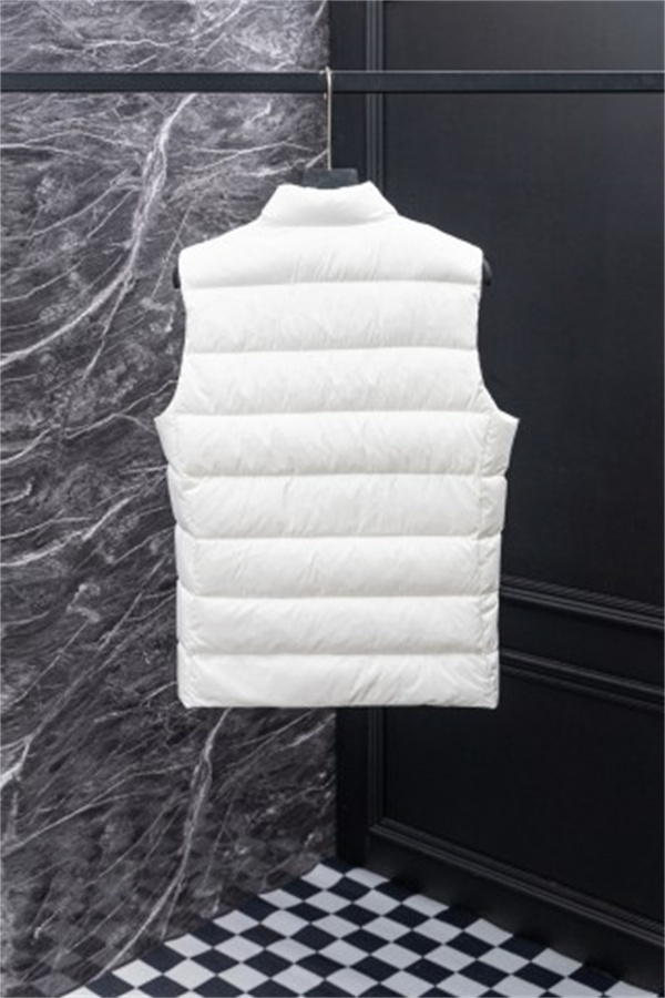 冬の定番モノトーン MONCLER モンクレール コピー ダウンベスト 立ち襟ロゴワッペン付き