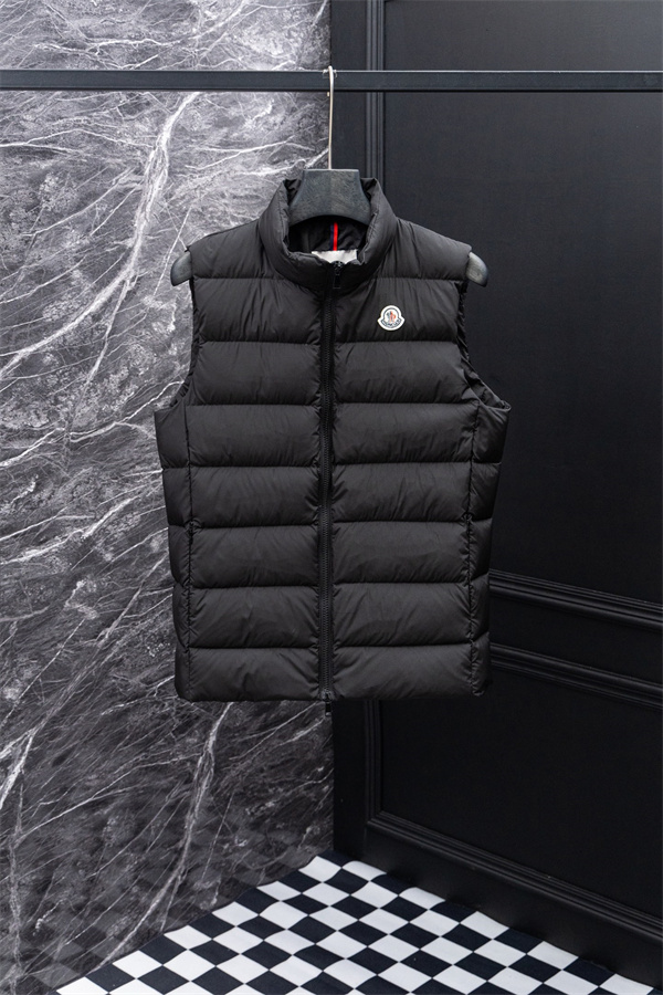 冬の定番モノトーン MONCLER モンクレール コピー ダウンベスト 立ち襟ロゴワッペン付き