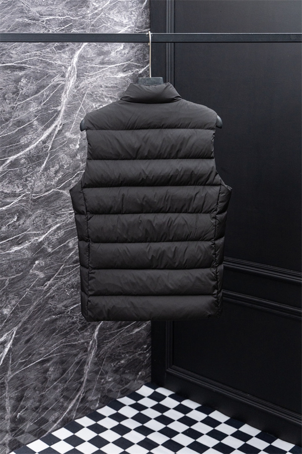 冬の定番モノトーン MONCLER モンクレール コピー ダウンベスト 立ち襟ロゴワッペン付き