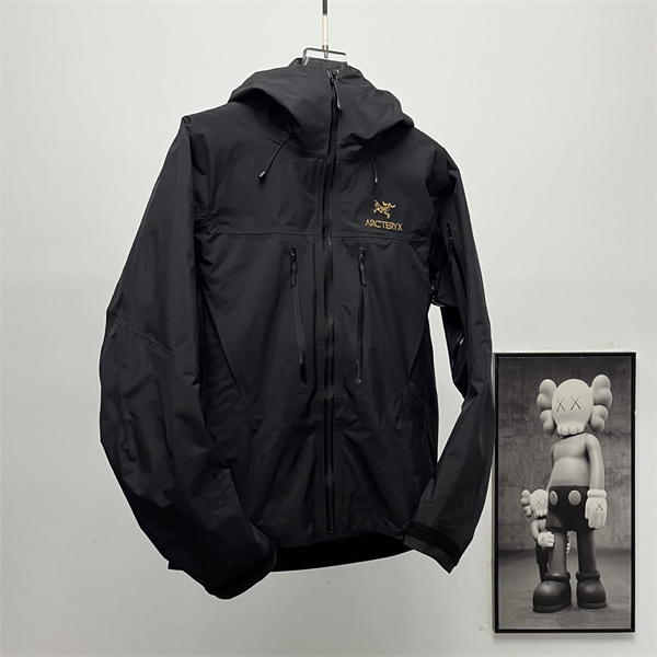 黒×ゴールドの機能美 ARC'TERYX アークテリクス コピー シェルジャケット ダブル胸ポケット付き