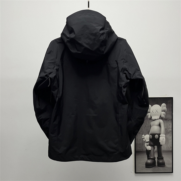黒×ゴールドの機能美 ARC'TERYX アークテリクス コピー シェルジャケット ダブル胸ポケット付き