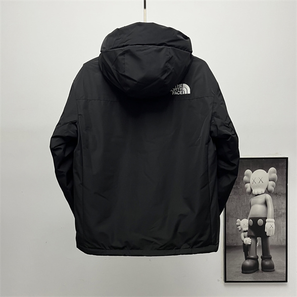 個性的なユーティリティデザイン THE NORTH FACE ザノースフェイス コピー マルチポケットダウンブルゾン 秋冬