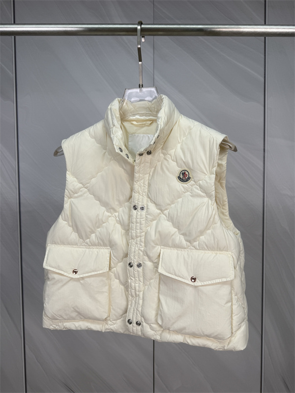 柔らかな淡色が魅力 MONCLER モンクレール コピー キルティングベスト 大きめポケット付き