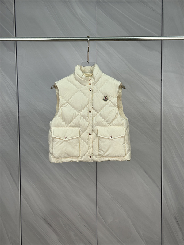 柔らかな淡色が魅力 MONCLER モンクレール コピー キルティングベスト 大きめポケット付き