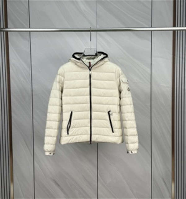 ホワイトが映える冬コーデ MONCLER モンクレール コピー フード付きダウンブルゾン 配色ジップ