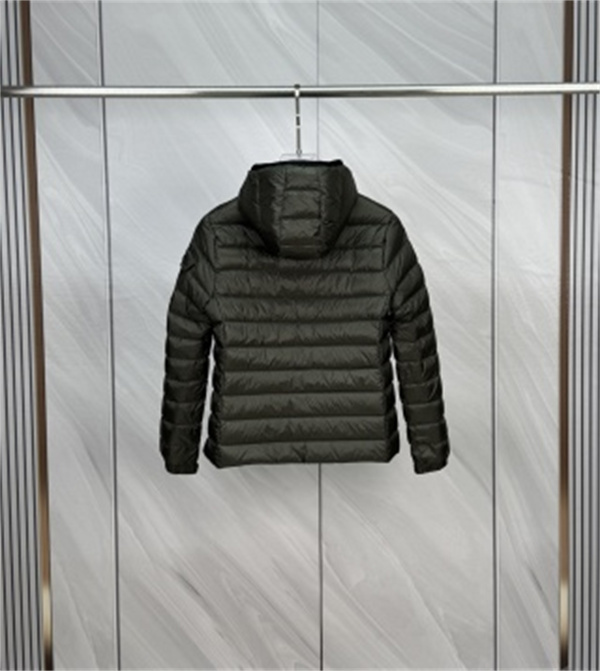 ホワイトが映える冬コーデ MONCLER モンクレール コピー フード付きダウンブルゾン 配色ジップ