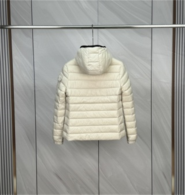 ホワイトが映える冬コーデ MONCLER モンクレール コピー フード付きダウンブルゾン 配色ジップ