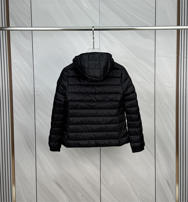 ホワイトが映える冬コーデ MONCLER モンクレール コピー フード付きダウンブルゾン 配色ジップ