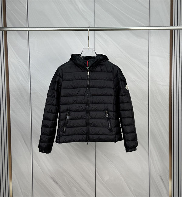 ホワイトが映える冬コーデ MONCLER モンクレール コピー フード付きダウンブルゾン 配色ジップ
