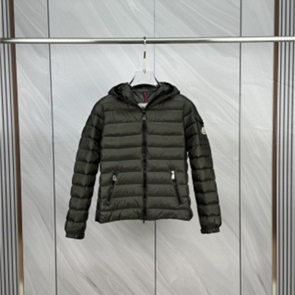 ホワイトが映える冬コーデ MONCLER モンクレール コピー フード付きダウンブルゾン 配色ジップ