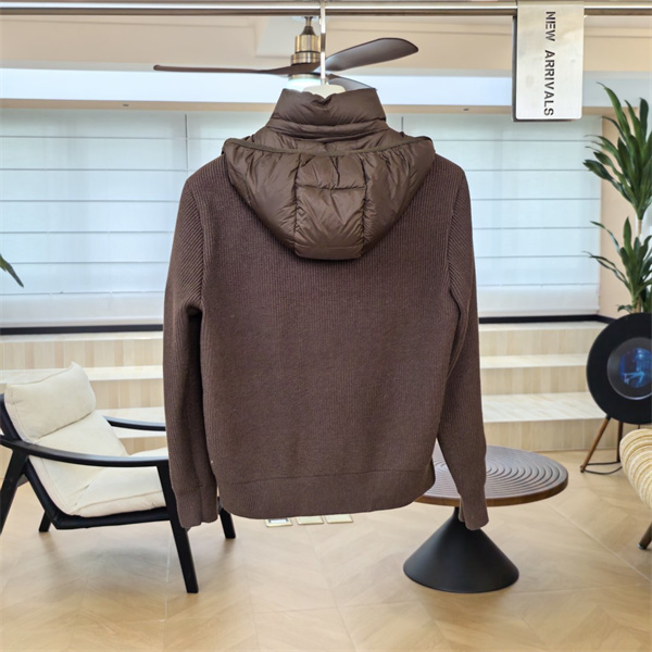 深みのあるブラウンで大人の秋冬スタイル PRADA プラダ コピー ダウンジャケット メンズ 異素材ミックス