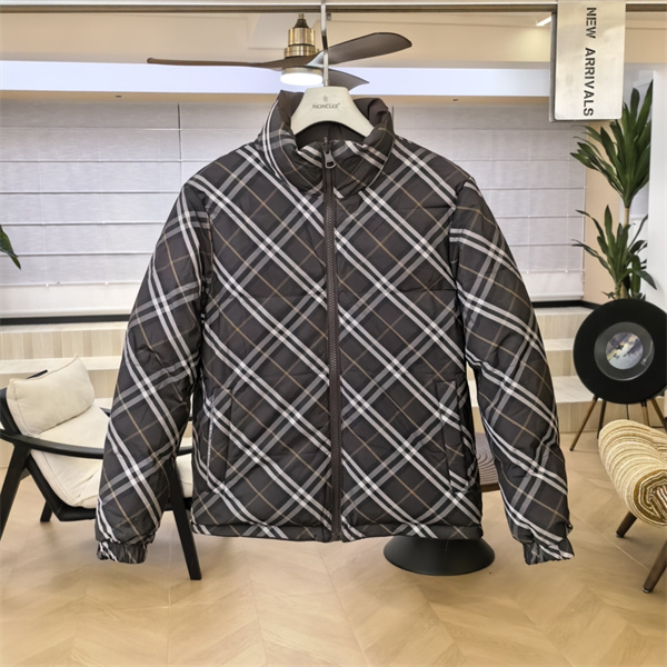ブラウンで魅せる英国風スタイル BURBERRY バーバリー コピー リバーシブルパファージャケット チェック柄