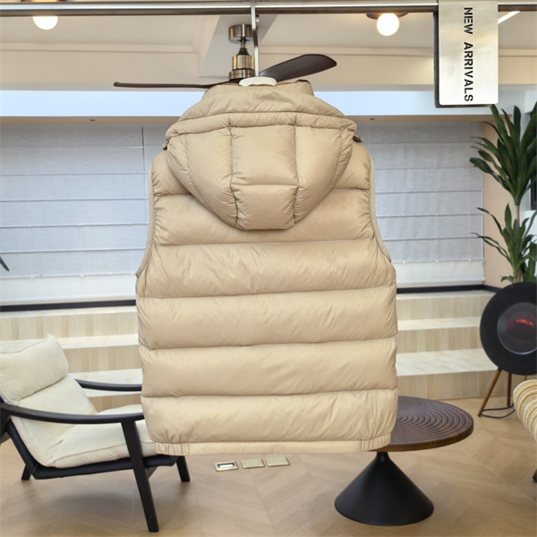 シックなブラック BURBERRY バーバリー コピー パファーベスト 胸元ロゴ付き秋冬ストリート