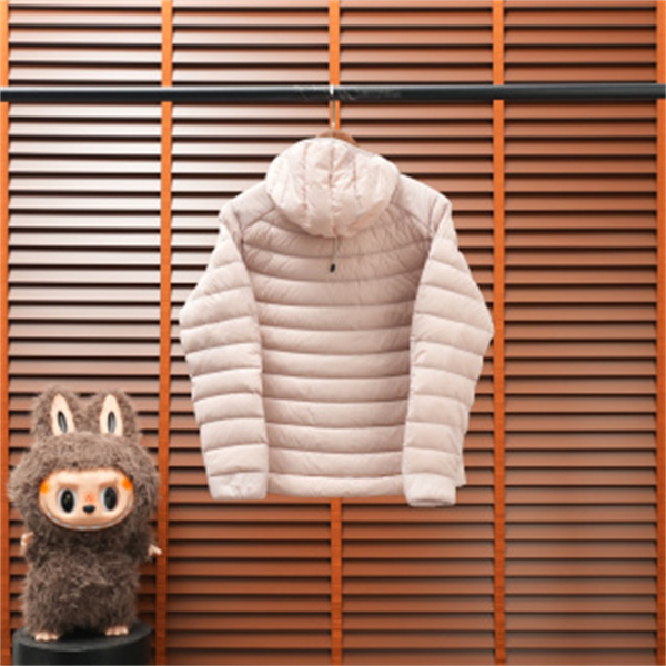 星空パープルが映える ARC'TERYX アークテリクス コピー フード付きダウンブルゾン 細幅キルティング