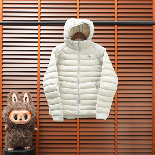 星空パープルが映える ARC'TERYX アークテリクス コピー フード付きダウンブルゾン 細幅キルティング
