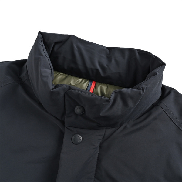 シンプルなネイビー MONCLER モンクレール コピー スタンドカラージャケット 胸ロゴ付き秋冬アウター