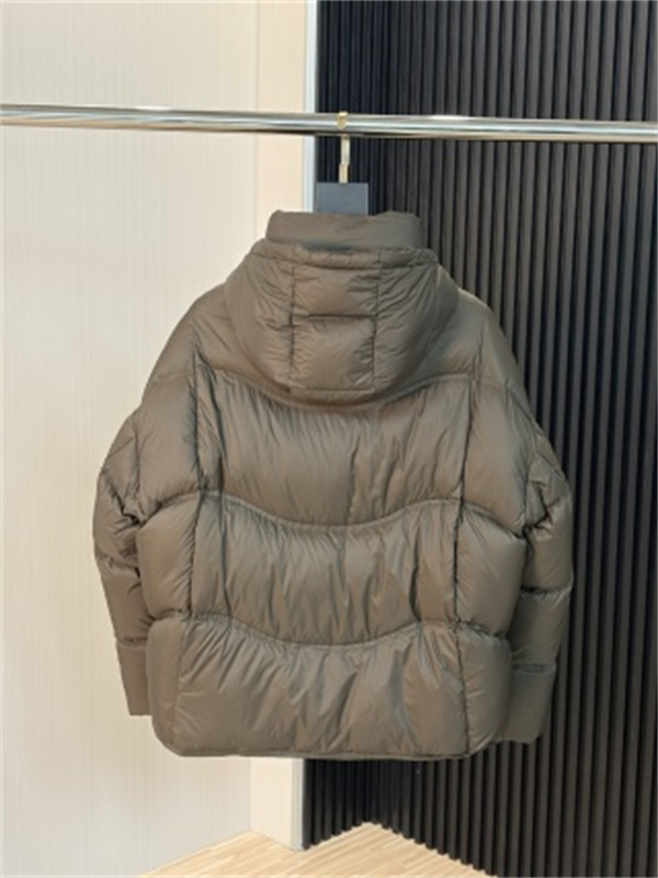 シックな光沢感 BURBERRY バーバリー コピー フード付きダウンブルゾン 曲線ステッチ秋冬