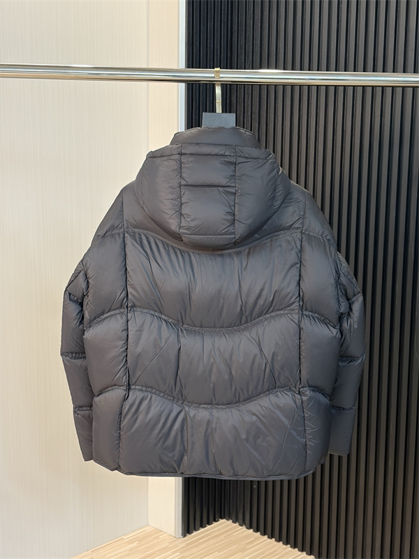 シックな光沢感 BURBERRY バーバリー コピー フード付きダウンブルゾン 曲線ステッチ秋冬