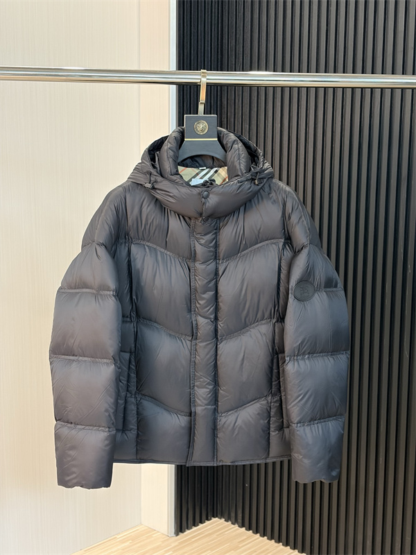 シックな光沢感 BURBERRY バーバリー コピー フード付きダウンブルゾン 曲線ステッチ秋冬