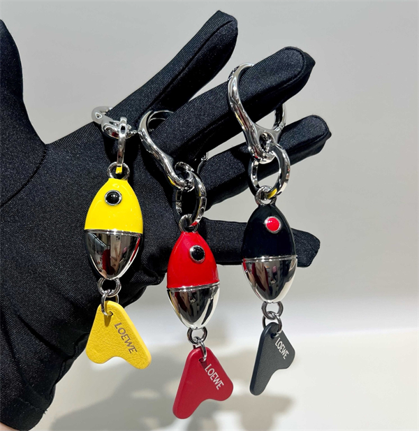 LOEWEロエベキーホルダーコピー新作小魚のチャーム2026トレンド人気ランキング3色