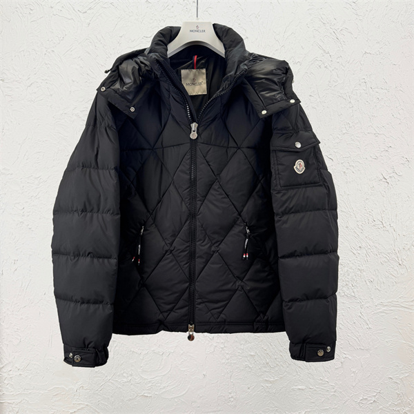 モンクレール 簡単にコーデをおしゃれに演出 MONCLER  ダウンジャケットコピー 普段使いもオフィスもOK 激安(日本最大級)