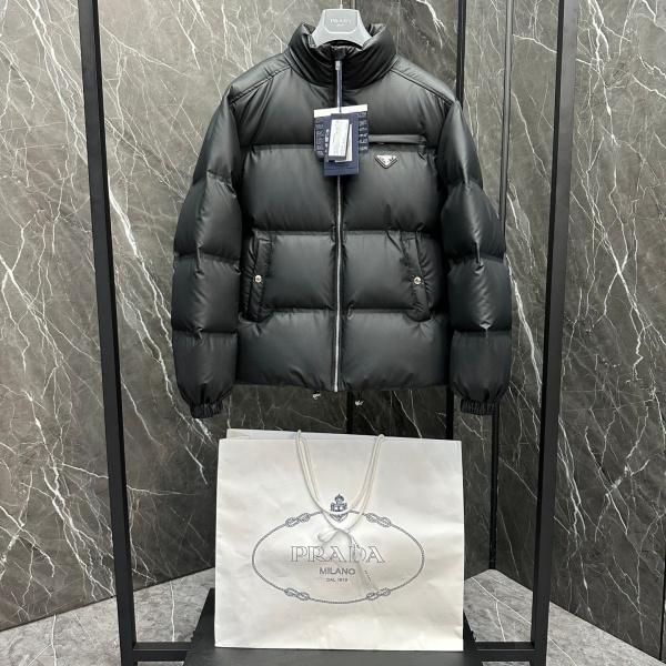 PRADA コピー プラダ テックレザー ダウンジャケット トライアングルロゴ スタンドカラー ブラック ユニセックス