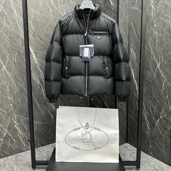 PRADA コピー プラダ テックレザー ダウンジャケット トライアングルロゴ スタンドカラー ブラック ユニセックス