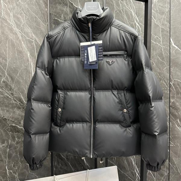PRADA コピー プラダ テックレザー ダウンジャケット トライアングルロゴ スタンドカラー ブラック ユニセックス
