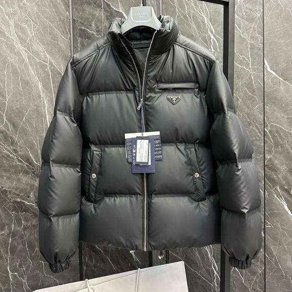 PRADA コピー プラダ テックレザー ダウンジャケット トライアングルロゴ スタンドカラー ブラック ユニセックス
