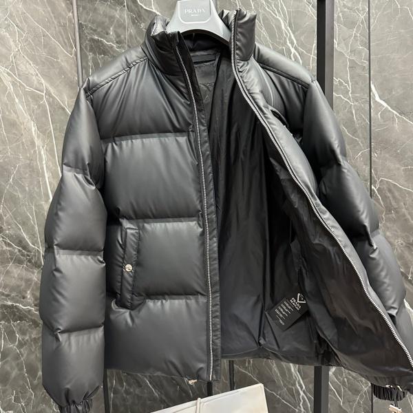 PRADA コピー プラダ テックレザー ダウンジャケット トライアングルロゴ スタンドカラー ブラック ユニセックス