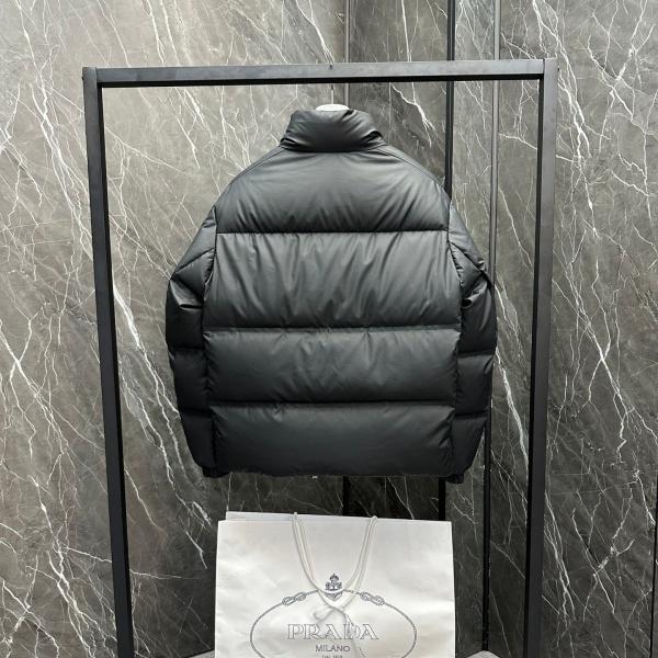 PRADA コピー プラダ テックレザー ダウンジャケット トライアングルロゴ スタンドカラー ブラック ユニセックス