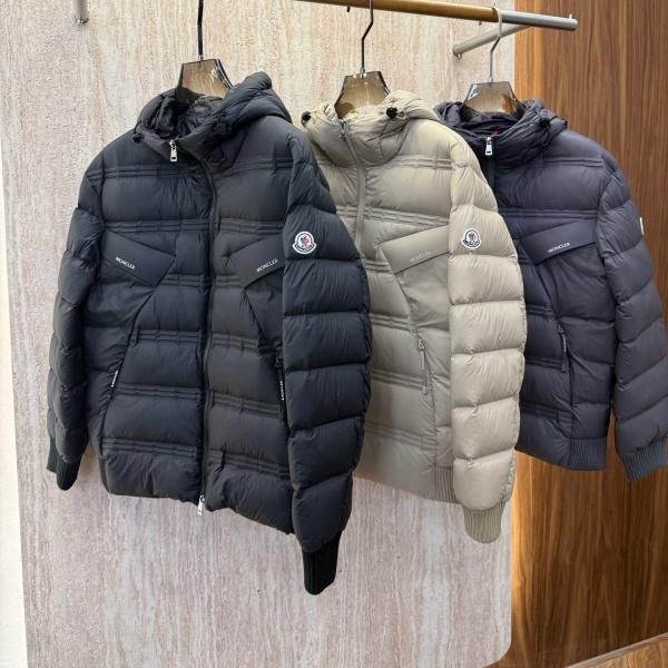 MONCLER モンクレール コピー 2026秋冬 フーデッド ダウンジャケット 立体圧着ライン アームロゴ 90％ホワイトダックダウン ユニセックス