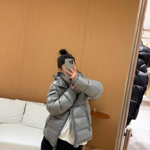 MONCLER モンクレール MAYA メンズ ショートダウンジャケット グレー フード付き 光沢ナイロン 袖ポケット 冬アウター