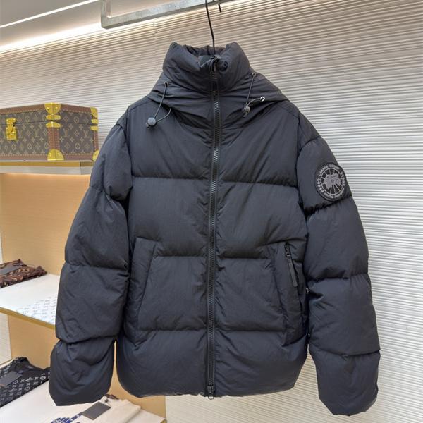 ミニマルなデザインに個性を添える Canada Goose カナダグース コピー ダウンジャケット 同色ロゴワッペン ダブルジップ仕様