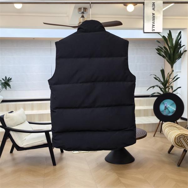 秋冬のシティカジュアルスタイル Canada Goose カナダグース コピー ダウンベスト 大型フロントポケット ミニマルデザイン