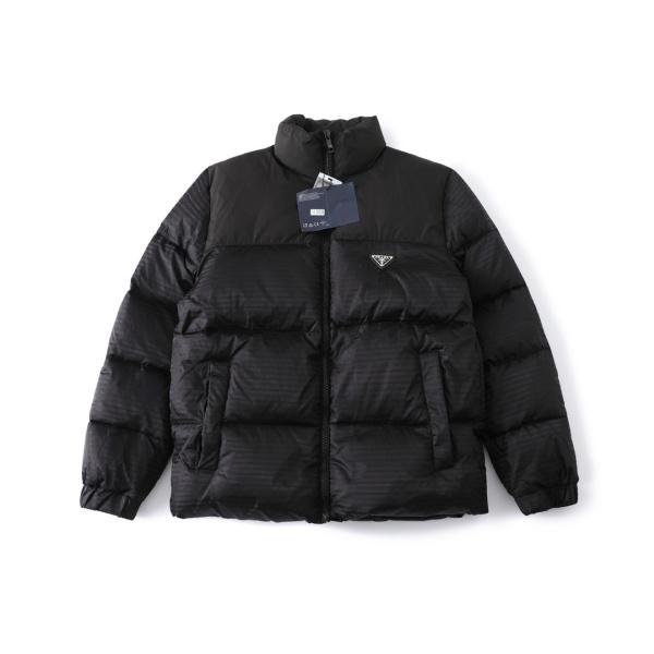 プラダ PRADA 激安 ダウンジャケット メンズ レディース 立ち襟 三角ロゴ 総柄切替 再生ナイロン 90％ホワイトダックダウン 防寒 防風 軽量 撥水 秋冬 アウター ブラック