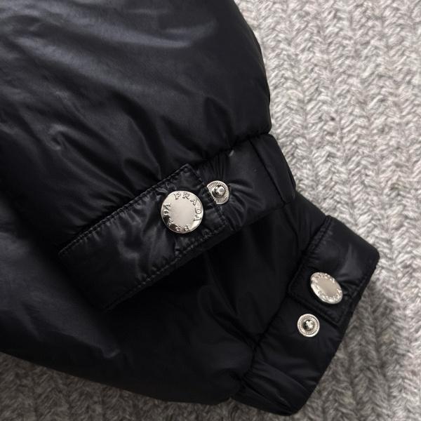 プラダ PRADA 激安 ダウンジャケット メンズ 立ち襟 三角ロゴ 90％ホワイトダックダウン 290g充填 厚手 防寒 防風 撥水 軽量 フルジップ 秋冬新作 アウター ブラック