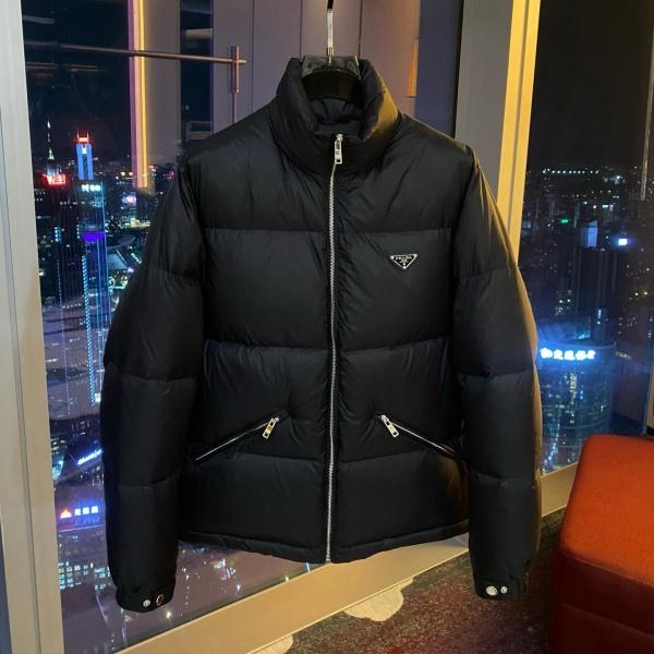 プラダ PRADA 激安 ダウンジャケット メンズ 立ち襟 三角ロゴ 90％ホワイトダックダウン 290g充填 厚手 防寒 防風 撥水 軽量 フルジップ 秋冬新作 アウター ブラック