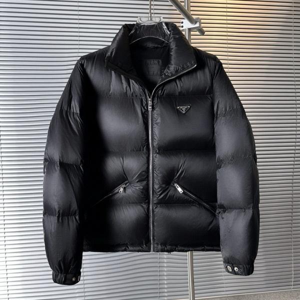 プラダ PRADA 激安 ダウンジャケット メンズ 立ち襟 三角ロゴ 90％ホワイトダックダウン 290g充填 厚手 防寒 防風 撥水 軽量 フルジップ 秋冬新作 アウター ブラック