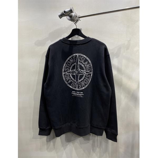 ブラックで魅せる大人ストリート STONE ISLAND ストーンアイランド コピー スウェットトレーナー 背面コンパスロゴ