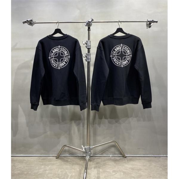 モノトーンで楽しむ休日コーデ STONE ISLAND ストーンアイランド コピー 長袖トレーナー コンパス柄バックプリント